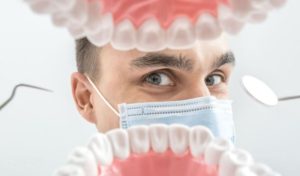 Установка протеза – моста на зубы