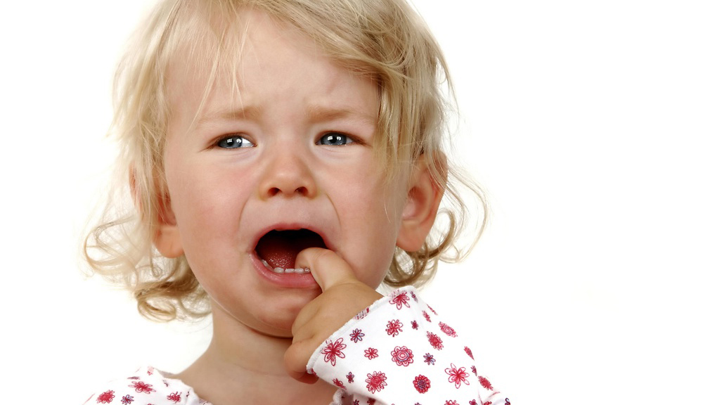 Первые признаки афтозного синдрома - это дискомфорт и раздражение во рту