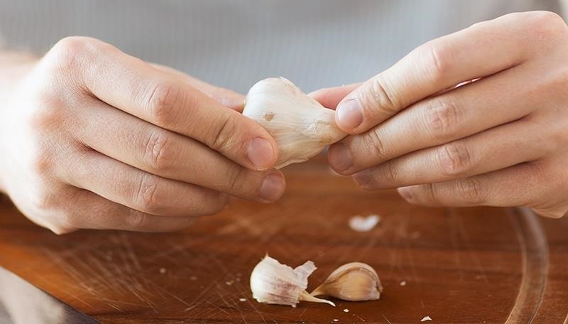 How to Peel an Entire Bulb of Garlic Without Actually Peeling
