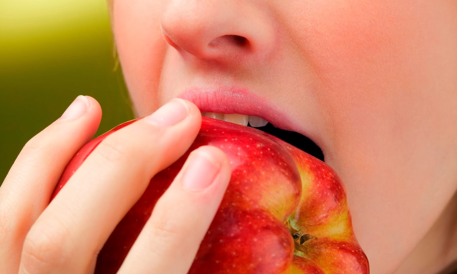 Ешьте фрукты немытые. Немытые фрукты. Немытые овощи и фрукты. Откушенное яблоко. Немытые овощи и фрукты картинка.