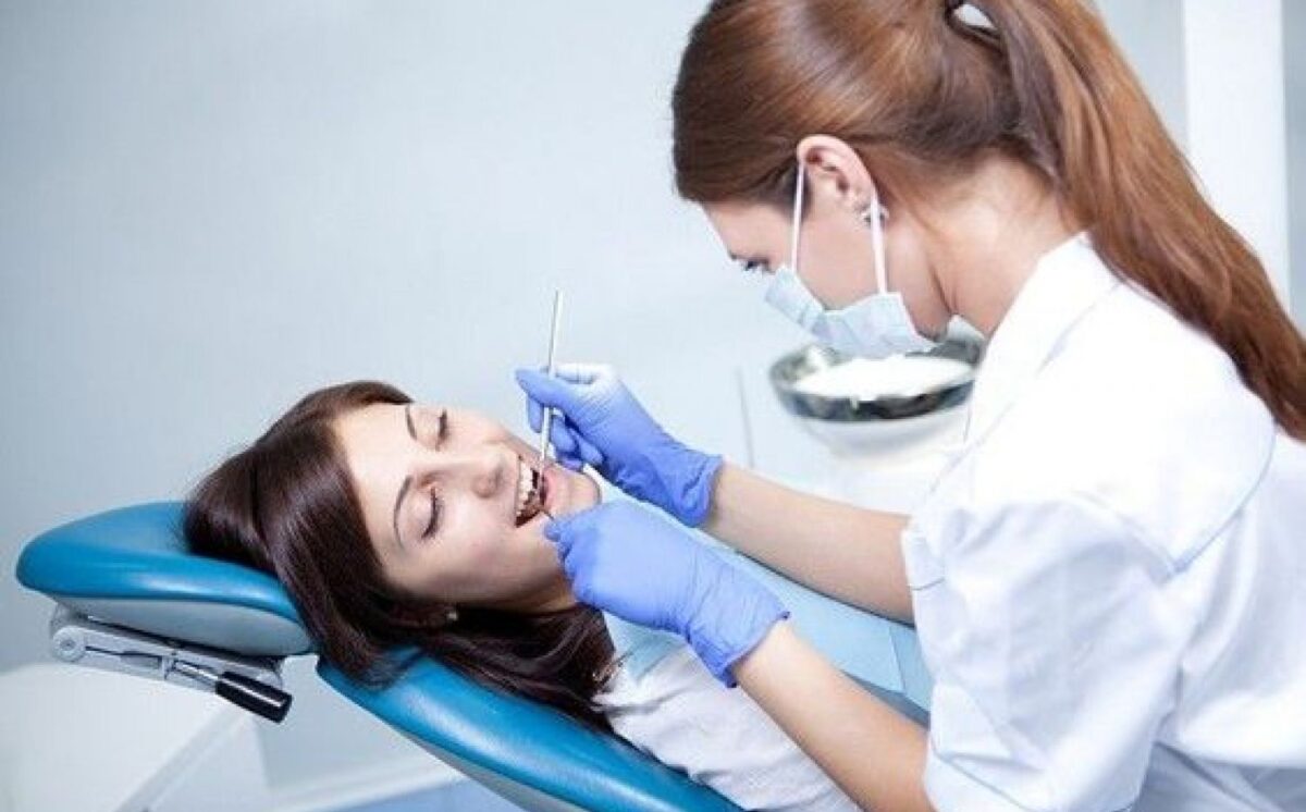 Девушка у стоматолога