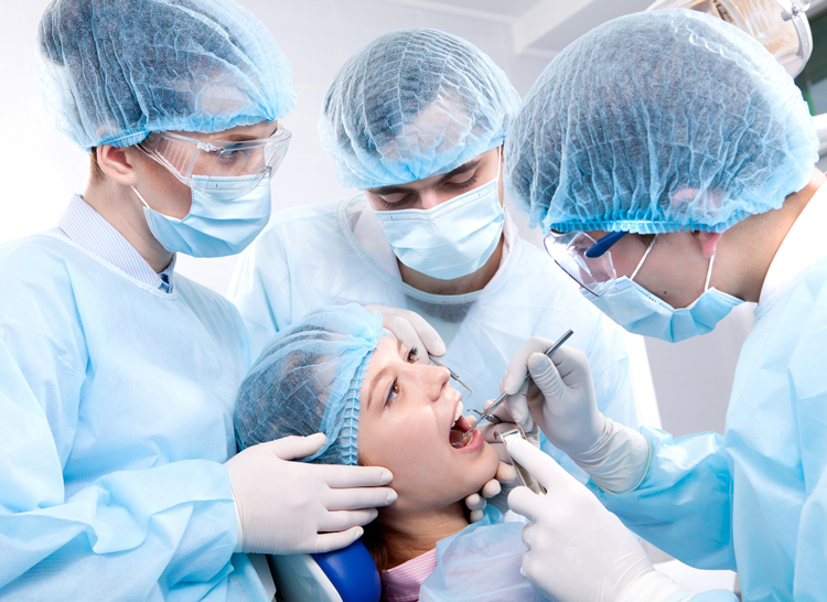 Что делает стоматолог-хирург: 6 случаев, когда нужна его помощь