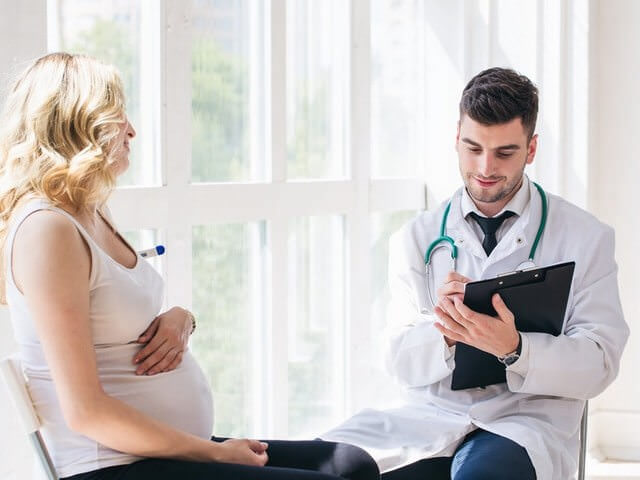 Доктор и беременная пациентка