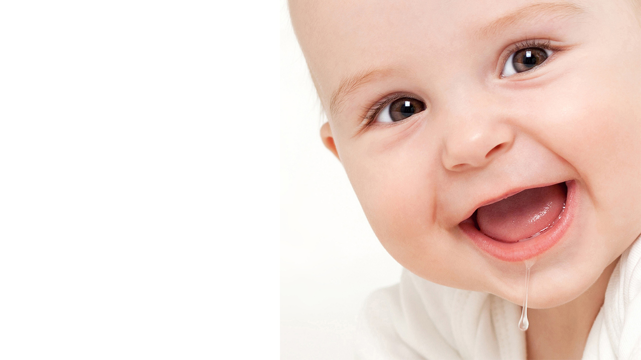 Почему у новорожденных слюни. Дети улыбаются фото. Ребенок улыбается и кривит рот.