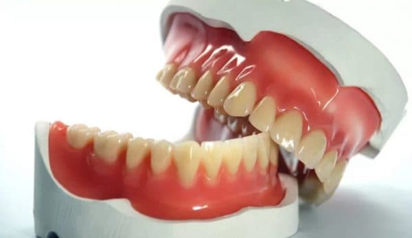 Бесплатное протезирование зубов доступно по полису ОМС