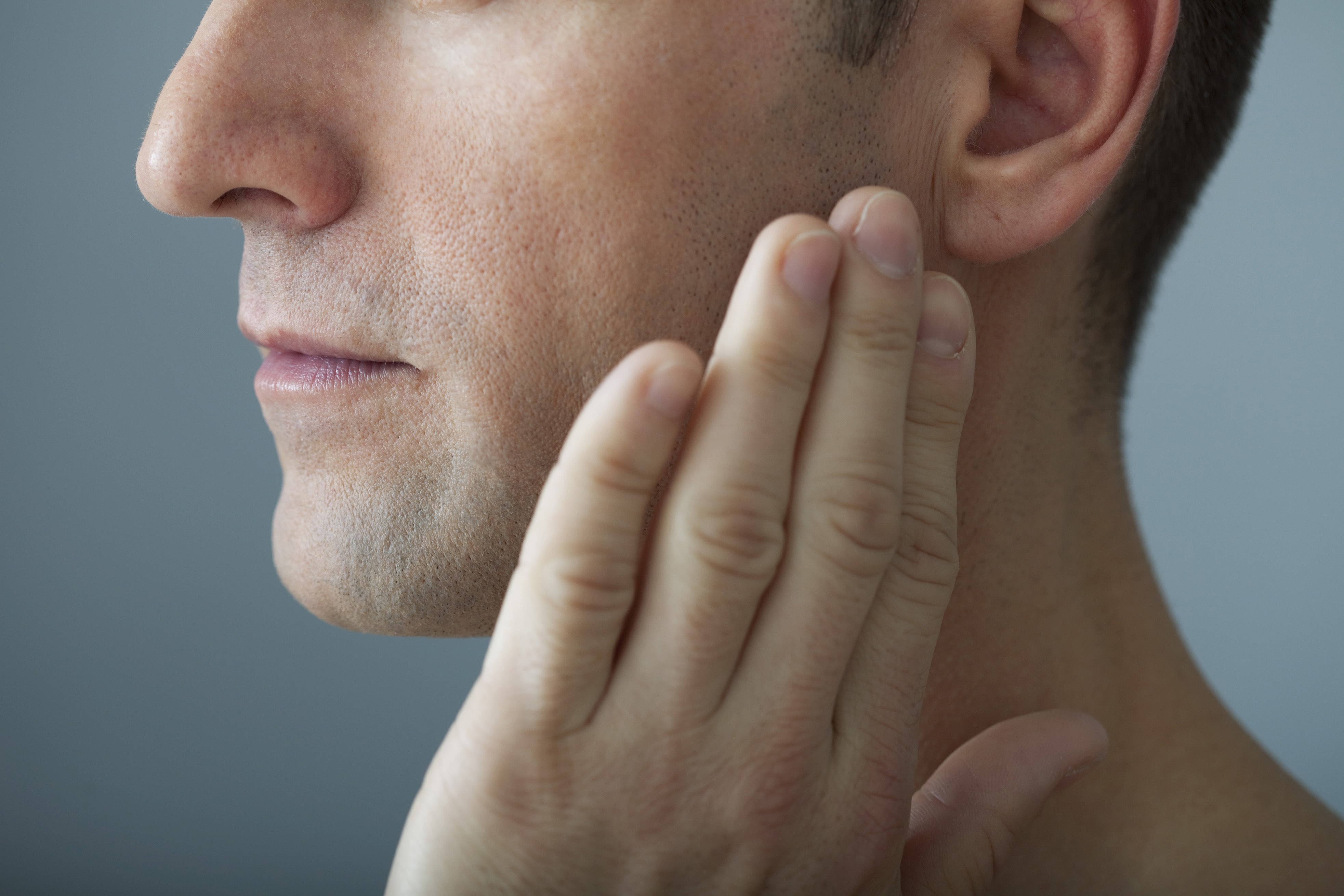 При открытии рта болит ухо. Боль в височно нижнечелюстном суставе.