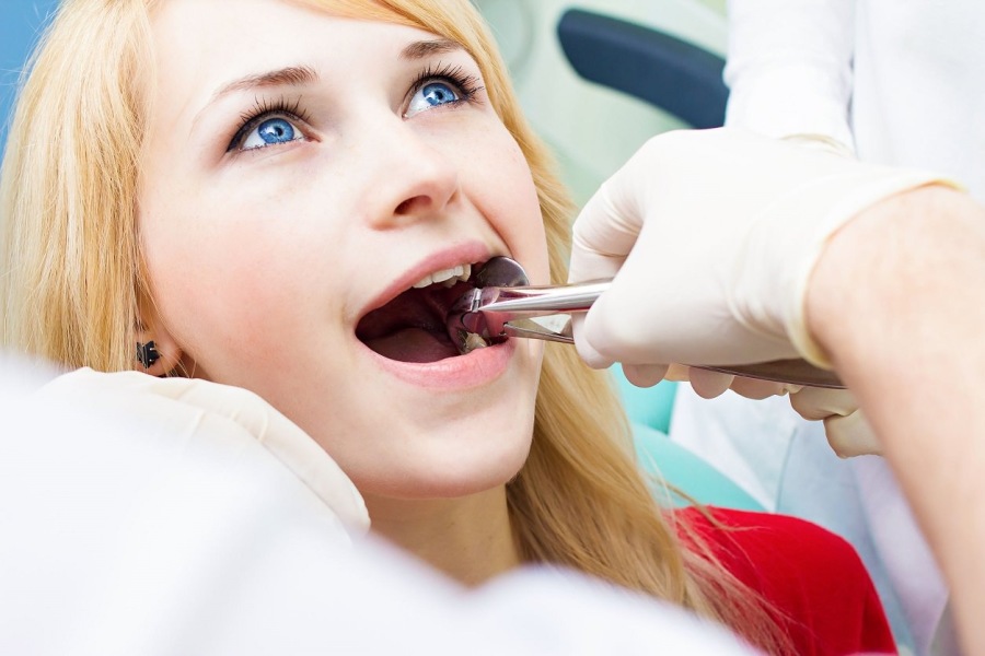 Можно ли удалять зуб во время месячных
