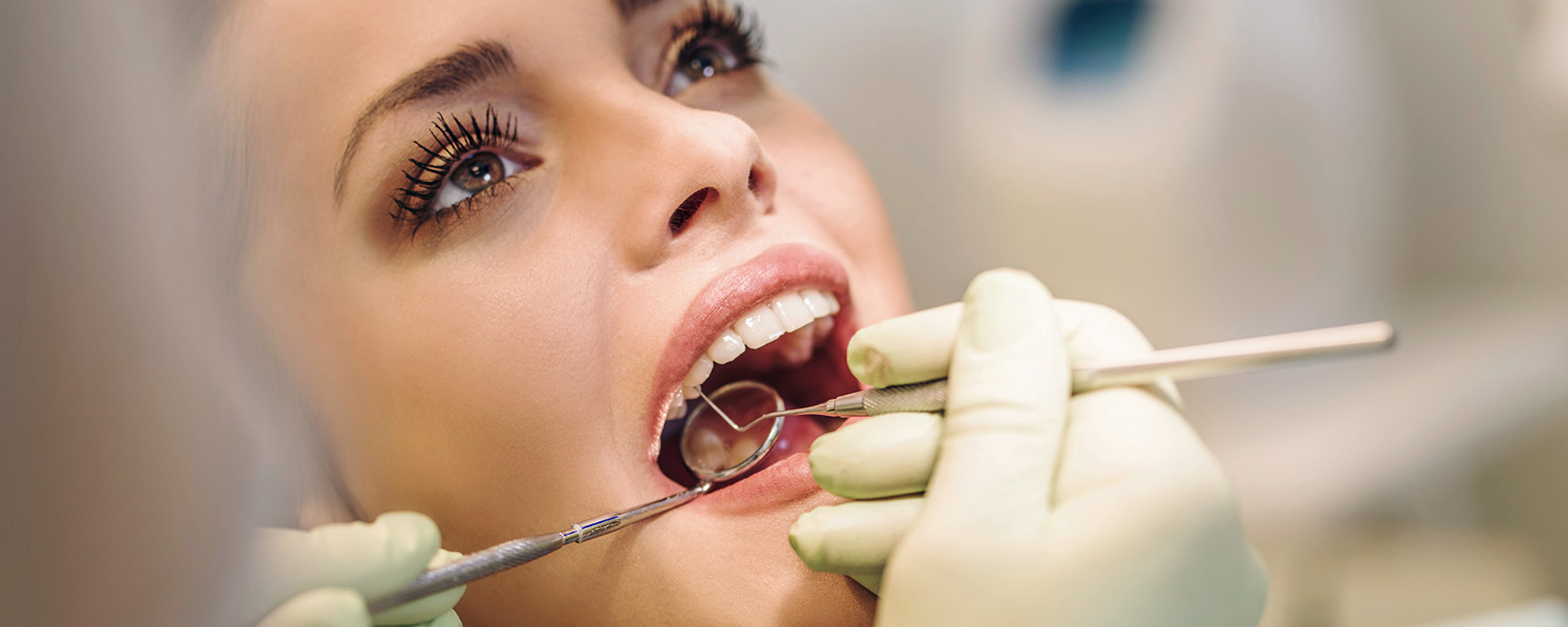 Можно ли удалять зуб во время месячных