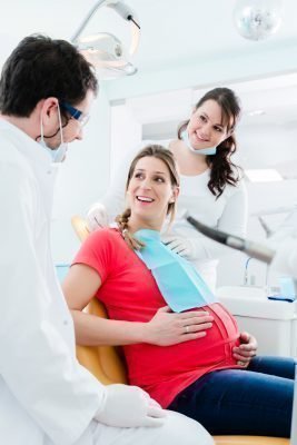 Посещение стоматолога беременной женщиной