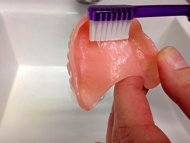 чистка зубных протезов