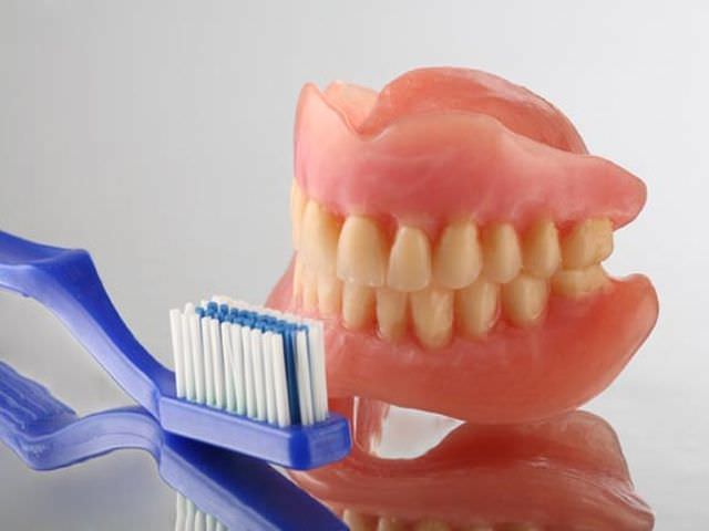 как можно очистить зубные протезы