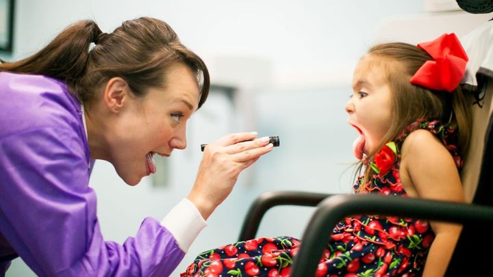 Как врач осматривает ребенка